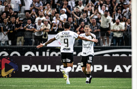 Rger Guedes comemora gol com Yuri Alberto em duelo contra o gua Santa pelo Campeonato Paulista