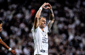 Róger Guedes faz coração ao comemorar gol em vitória do Corinthians contra o Água Santa no Paulista