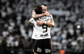 Yuri Alberto abraça Renato Augusto em duelo contra o Água Santa pelo Campeonato Paulista