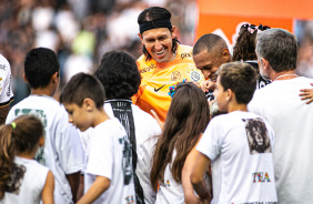 Cssio recebendo carinho dos torcedores do Corinthians no jogo contra a Inter de Limeira