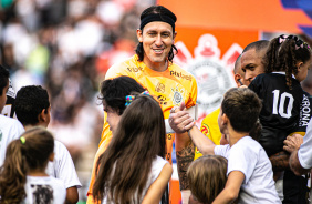 Cssio sendo 'tietado' antes do jogo do Corinthians contra a Inter de Limeira