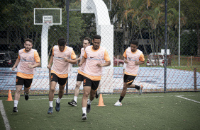 Atletas do time de futsal correndo em volta do campo antes de dar incio  pr-temporada