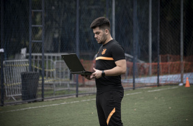 Auxiliar de Deividy Hadson junto de seu computador na pr-temporada do time de futsal