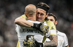 Cssio e Fbio Santos comemorando gol do Corinthians