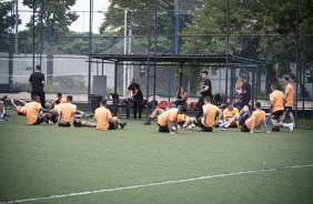 Jogadores do futsal do Corinthians fazendo exerccio de aquecimento na pr-temporada
