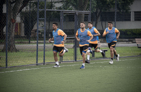 Jogadores do time de futsal correndo enquanto se aquecem para dar incio  pr-temporada