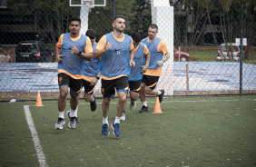 Jogadores do time de futsal realizando aquecimento antes de dar incio  pr-temporada