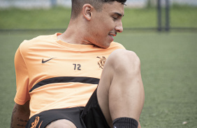 Luis Felipe realizando aquecimento antes de seu primeiro treino como jogador profissional