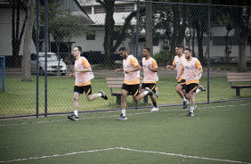 Mais jogadores do time de futsal do Corinthians fazendo aquecimento antes do treino