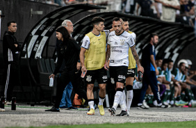 Maycon sendo consolado por Rafael Ramos aps deixar o campo lesionado