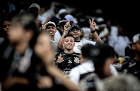 Ryan, da base, acompanhando das arquibancadas o jogo entre Corinthians e Guarani