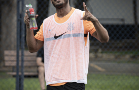 Tatinho 'posando para foto' enquanto se hidrata em pausa do treino da equipe de futsal
