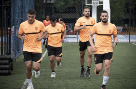 Vandeson, Gugu Flores, Lucas Oliveira e Thalisson fazendo aquecimento antes do treino