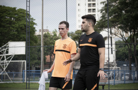 Yan também treina no Parque São Jorge; ao seu lado aparece um preparador do time