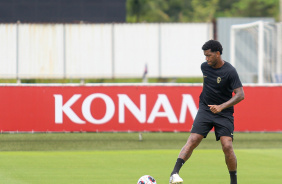Gil durante treino do Corinthians no CT