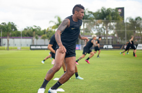 Paulinho em trabalho no campo do CT