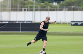 Rger Guedes finaliza durante treino do Corinthians