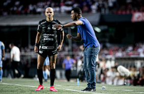 Fernando Lázaro passando instruções para Fábio Santos