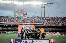 Elenco do Corinthians perfilado antes de iniciar o duelo contra o São Paulo, no Morumbi