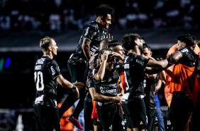 Jogadores do Corinthians festejando o gol marcado por Adson