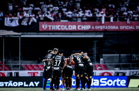 Jogadores do Corinthians formando circulo antes de iniciar o clássico contra o São Paulo