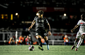 Yuri Alberto correndo com a bola em seu domínio durante embate contra o São Paulo