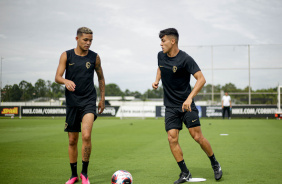 Adson e Roni durante treino do Corinthians de olho no Botafogo/SP