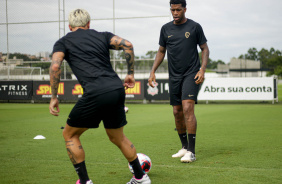 Fagner e Gil durante treino do Corinthians de olho no Botafogo/SP