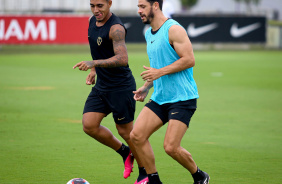 Du Queiroz e Giuliano em disputa de bola no treinamento