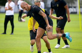 Fábio Santos e Matheus Araújo disputam bola durante treinamento