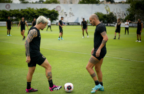 Fagner e Fbio Santos durante atividade realizada no CT