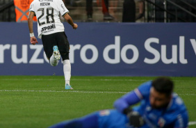 Adson corre para comemorar na vitria contra o Botafogo-SP pelo Paulisto