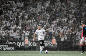 Adson na chuva durante a vitria do Corinthians contra o Botafogo-SP