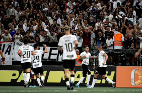 Corinthianos comemoram o gol de Adson durante a vitria do Corinthians contra o Botafogo-SP