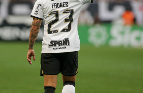 Fagner manda sinal de 'joia' na vitria contra o Botafogo-SP pelo Paulisto