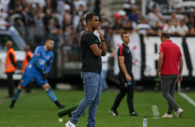Fernando Lzaro observa na vitria contra o Botafogo-SP pelo Paulisto