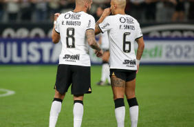 Renato Augusto e Fbio Santos conversam na vitria contra o Botafogo-SP pelo Paulisto