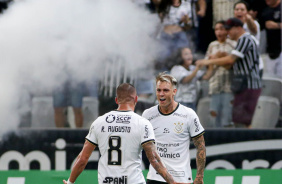 Rger Guedes e Renato Augusto comemoram gol na vitria contra o Botafogo-SP pelo Paulisto