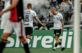 Rger Guedes e Renato Augusto comemoram o primeiro gol do Corinthians contra o Botafogo-SP