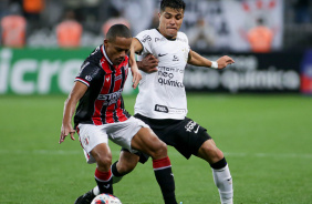 Roni disputa bola na vitria contra o Botafogo-SP pelo Paulisto