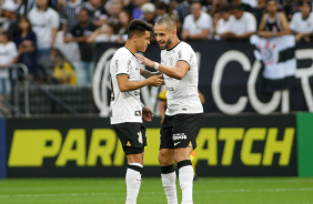 Roni e Renato Augusto em ao na vitria contra o Botafogo-SP pelo Paulisto