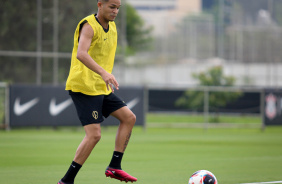 Adson domina passe em treino do Corinthians antes de enfrentar o So Bernardo