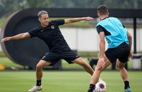 Matheus Arajo disputa a bola em treino do Corinthians antes de enfrentar o So Bernardo