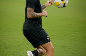 Maycon domina de letra em treino do Corinthians antes de enfrentar o So Bernardo
