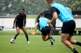 Paulinho domina em treino do Corinthians antes de enfrentar o So Bernardo