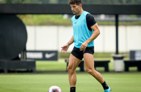 Rafael Ramos prepara passe em treino do Corinthians antes de enfrentar o So Bernardo