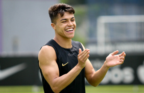 Roni sorrindo em treino do Corinthians antes de enfrentar o So Bernardo