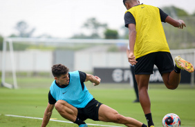 Wesley dribla Rafael Ramos em treino do Corinthians antes de enfrentar o So Bernardo