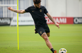 Yuri Alberto prepara chute em treino do Corinthians antes de enfrentar o So Bernardo