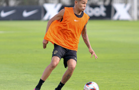Adson em ao no ltimo treino do Corinthians antes de encarar o So Bernardo